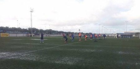 La lluvia provoca que la plantilla albiazul entrene en césped artificial