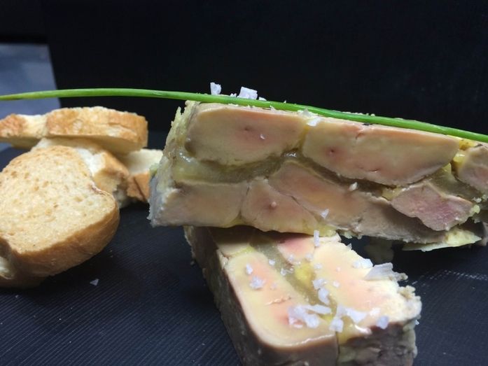 Terrina de foie y peras caramelizadas al oporto