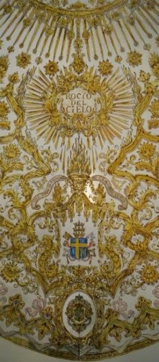 Un nuevo terno bordado en oro fino para la Virgen del Rocío