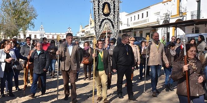 Los rocieros palermos peregrinaron ante la Blanca Paloma