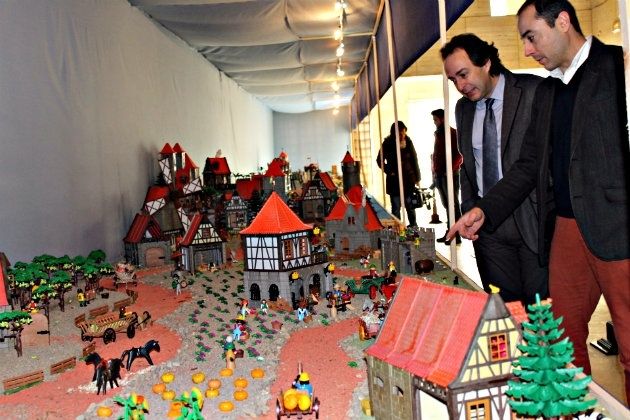 El Cautivo y los Judíos exponen en la Casa Colón sus belenes con figuras de Playmobil y goma EVA