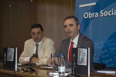 Cajasol Banca Cívica edita la historia de la Canoa de Punta Umbría según Eduardo Sugrañes