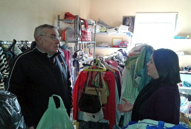 PSOE y JSA de Palos entregan a Cáritas la recolecta de ropa usada para familias necesitadas del municipio