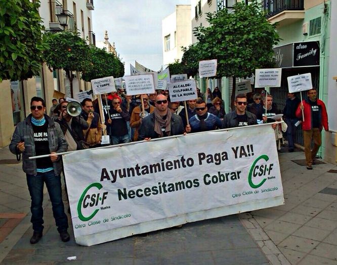 La plantilla del Ayuntamiento de Ayamonte finaliza el año con cuatro nóminas y media pendientes de pago