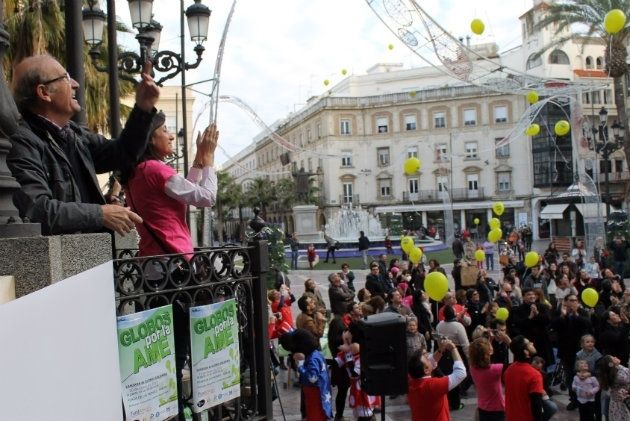 La plaza de las Monjas se tiñe de globos para concienciar a los onubenses sobre la atrofia muscular espinal