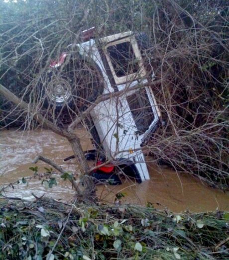 Rescatan a dos jóvenes a punto de ser arrastrados por una riada en Hinojos