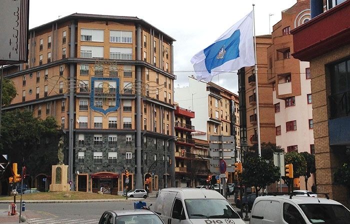 Una bandera gigante de Huelva ondea desde hoy en la plaza de los Litri