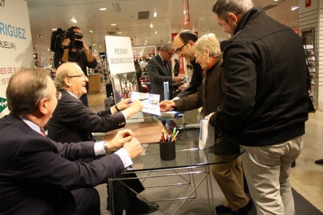 Pedro Rodríguez firma en la capital ejemplares de su libro ‘Huelva, un sueño de futuro’