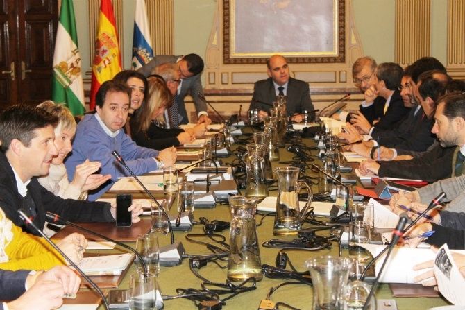 El pleno del Ayuntamiento aprueba por unanimidad la integración de la UHU en la ampliación del carril bici