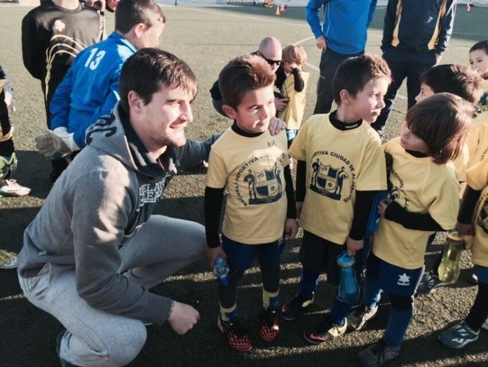 Sotres enseña a los porteros de la Escuela Deportiva Ciudad de Aljaraque