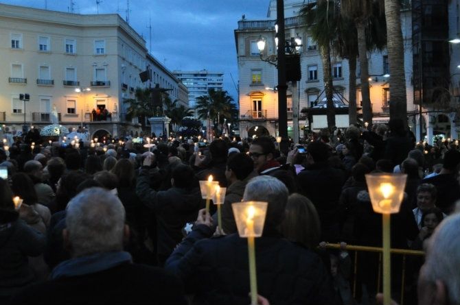 La Virgen de Fátima preside un multitudinario rosario en el centro de Huelva