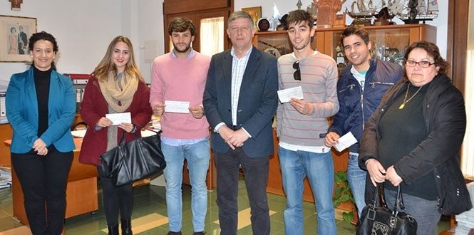 El Ayuntamiento de Palos entrega otras cinco becas y otros tres cheques bebé