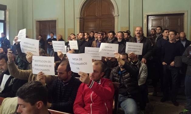 Protesta en el pleno para que el Ayuntamiento restituya con su superávit el reglamento de funcionarios