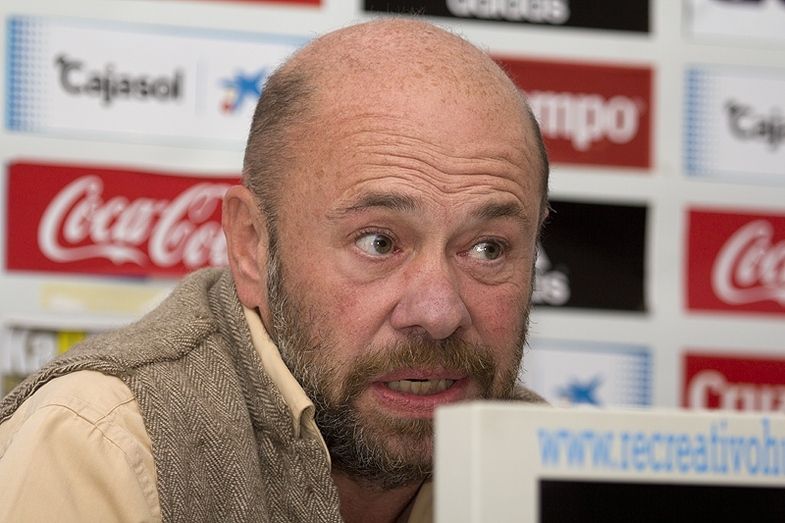 Comas dice que “me la pela la pancarta” y que no es 'el hindú del Racing”