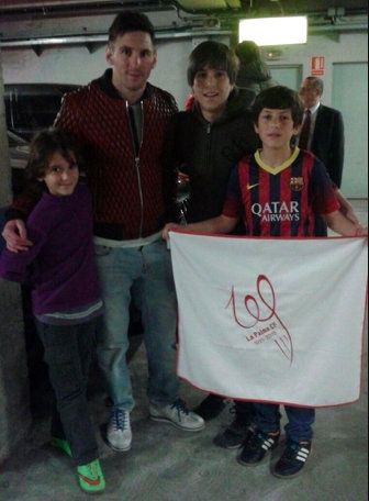 Messi, Luis Enrique y Pedro posan con la bandera del centenario de La Palma CF