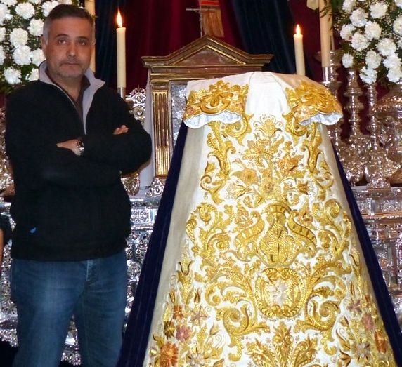 Miguel Ollero realiza una saya bordada en oro fino para la Virgen de los Dolores de Moguer