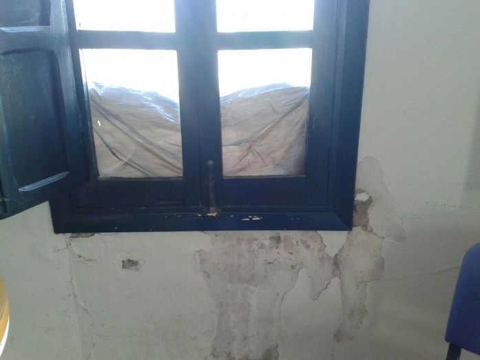 Grietas, frío y humedades en el centro de salud de Cumbres Mayores