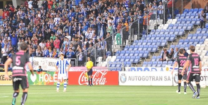 Los jugadores del Recre se plantaron en los primeros segundos del partido para protestar ante los impagos