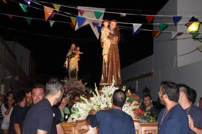 Punta del Moral se vuelca con sus patrones