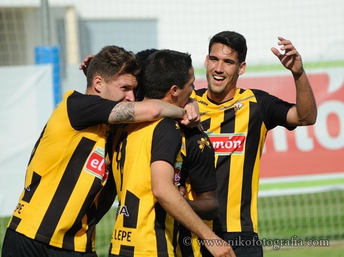 El San Roque vislumbra la salvación tras un gran partido ante el Jaén (2-1)
