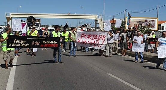 Una treintena de personas protesta contra el peaje previsto en el Algarve