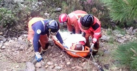 Rescatan a dos personas del interior de un vehículo que cayó a un barranco