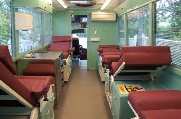 La Junta instala el autobús de la donación de sangre en El Portil