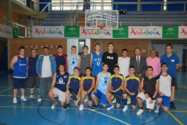 El Ayuntamiento homenajea a los deportistas puntaumbrieños