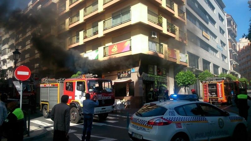 Bomberos sofocan un incendio en un salón de juegos de la calle Puerto