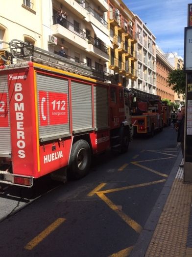 Afectado por inhalación de humo un hombre al incendiarse su casa en la calle Puerto