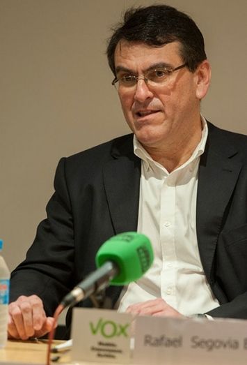 El médico Rafael Segovia presenta una candidatura basada en 'el trabajo, la honradez y el onubensismo'