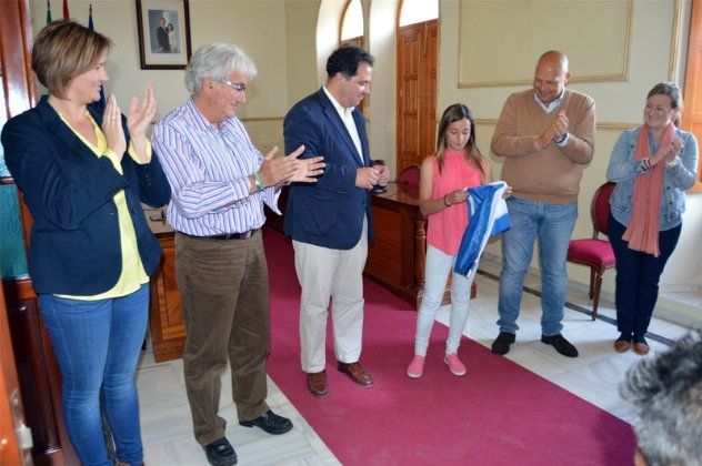 El alcalde de San Juan recibe a Natalia Escobar antes de disputar el campeonato con la Selección Andaluza de fútbol