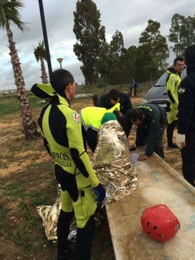 Rescatan con síntomas de hipotermia a un hombre que había quedado atrapado en el lodo de las marismas de San Juan