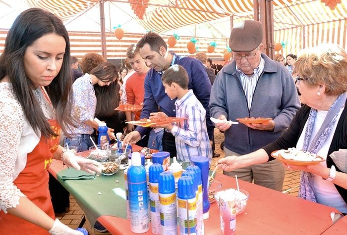 De merienda, fresones gratis junto a la plaza de toros