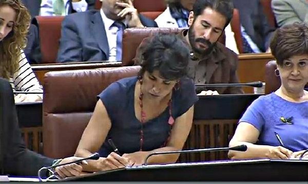 Las promesas de Susana Díaz no convencen a la oposición, que mantiene su voto en contra