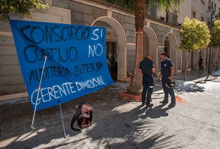 Bomberos del Consorcio protestan ante la Diputación 'por los precarios medios' con los que cuentan