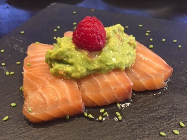 Sashimi de salmón y guacamole