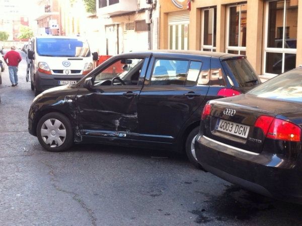 Un hombre de 53 años resulta herido leve tras una colisión entre dos coches en la calle Obispo Díaz Bernal