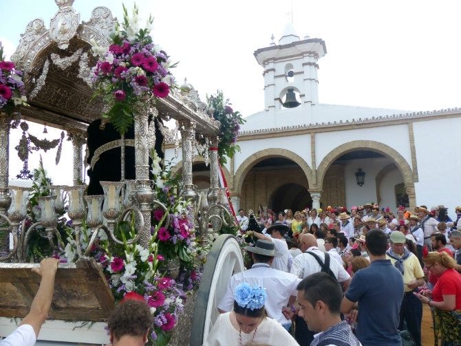Moguer se va al Rocío con una espectacular comitiva