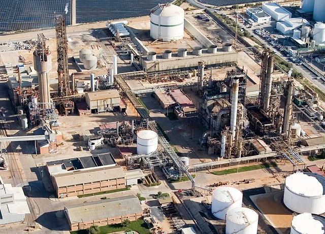 Tres trabajadores resultan heridos tras la explosión de un horno en Fertiberia