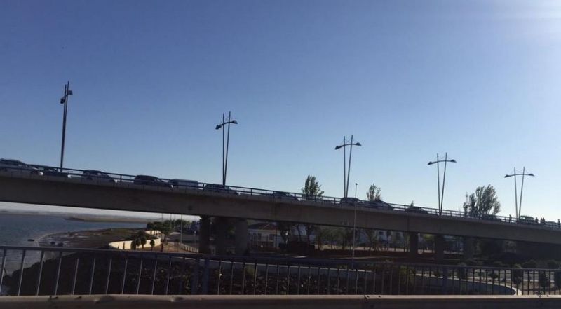 Retenciones en la A-497 tras un nuevo accidente en el puente del Odiel