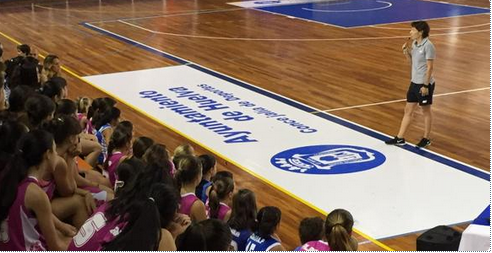 Elisa Aguilar comparte la experiencia de una carrera llena de éxitos con las canteranas del Conquero
