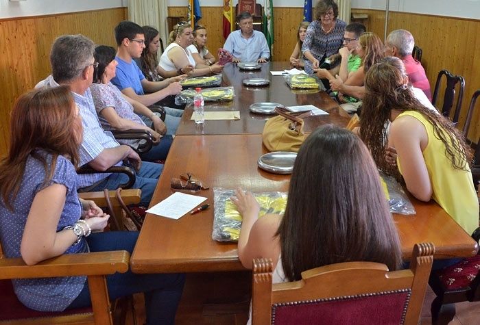 El Ayuntamiento de Palos entrega las Becas de Inglés a los mejores expedientes del IES Carabelas