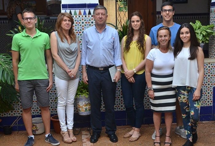 El Ayuntamiento de Palos entrega las Becas de Inglés a los mejores expedientes del IES Carabelas