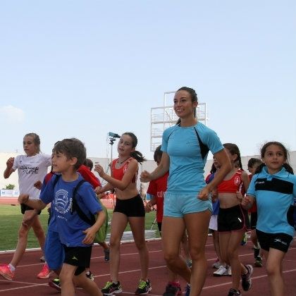 Un centenar de niños comparten entrenamiento en el estadio con Laura García-Caro