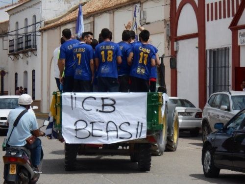 El CB Beas celebra su ascenso en un tractor