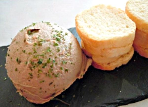 Paté cremoso con jalea de cerezas