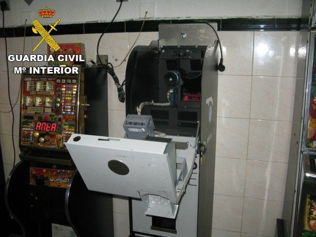 Detienen al presunto autor del robo de 760 euros de una máquina expendedora de cambio en Isla Cristina