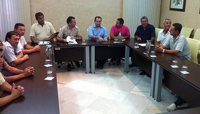 La asociación de parados de Almonte 'rompe' con el PSOE
