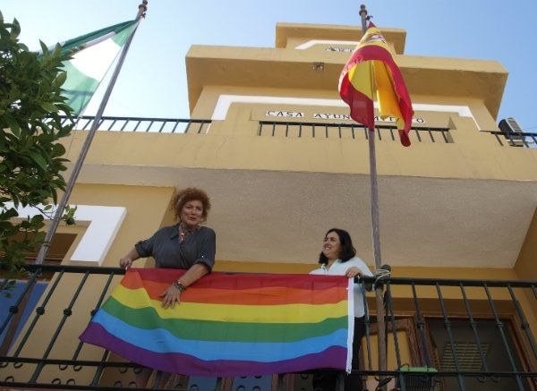 La bandera arcoíris luce en la fachada del Ayuntamiento de Aljaraque